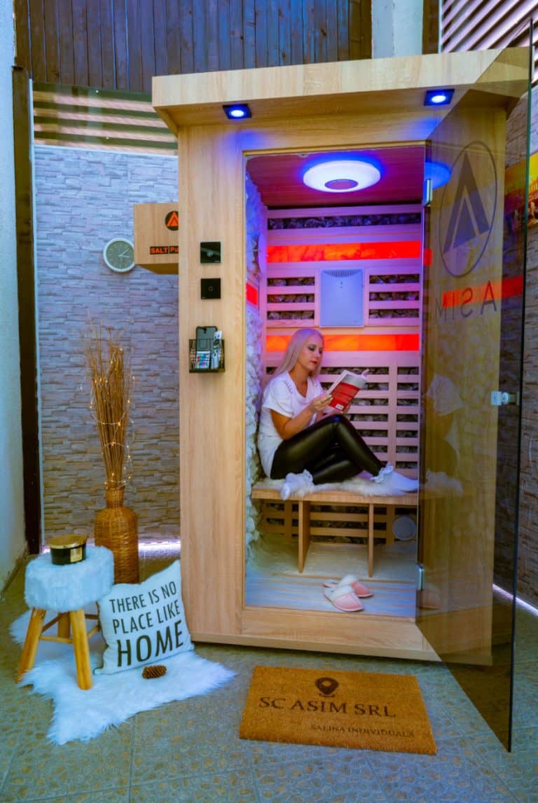 Femeie citind in cabina salina asim